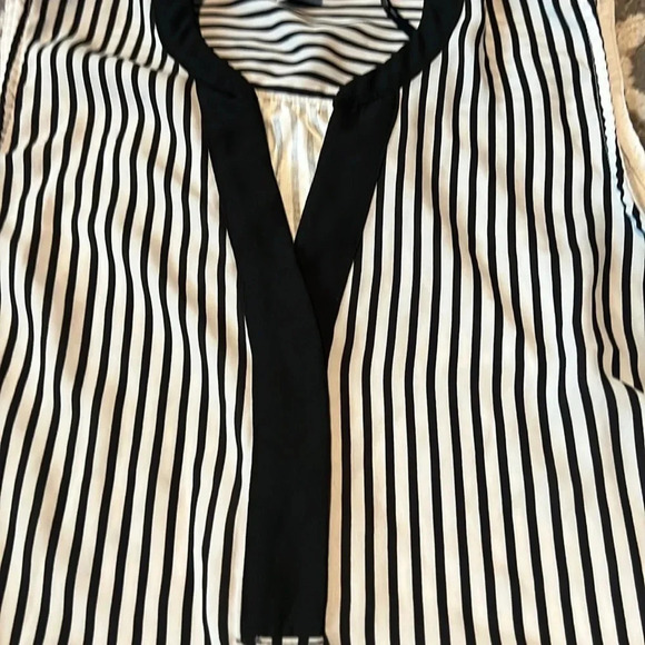 H&M sleeveless v neck top. Excellent condition size small. Black white stripe - Picture 2 of 4